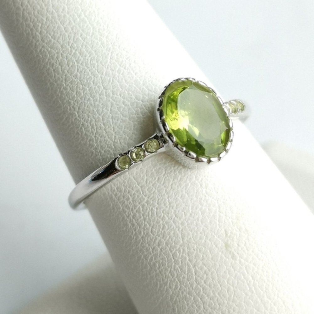 HOST PICK ! New, sterling silver Peridot gemstone ring sz  7